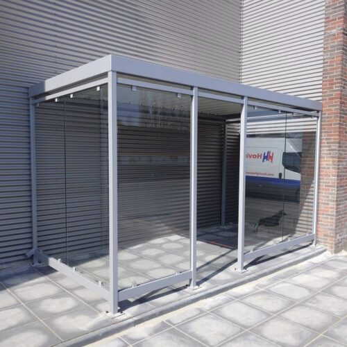 Rookoverkapping Myla 233 Naast rookruimte is dit model ook uitermate geschikt als overkapping voor betaalautomaten, ticketautomaten of andere functionele toepassingen waarbij bescherming gewenst is.